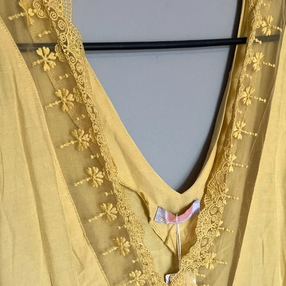 Yellow Lace Trim V-Neck Women's Top Size Large - Picture 3 of 7
